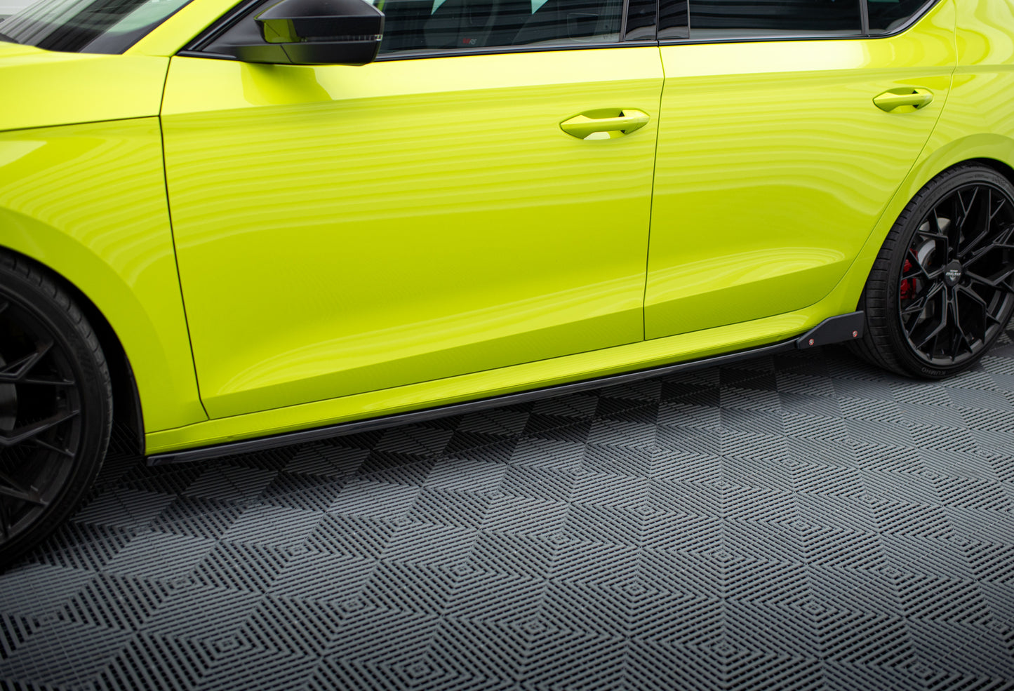 Side Skirts Diffusers V.2 + Flaps Skoda Octavia RS Mk4