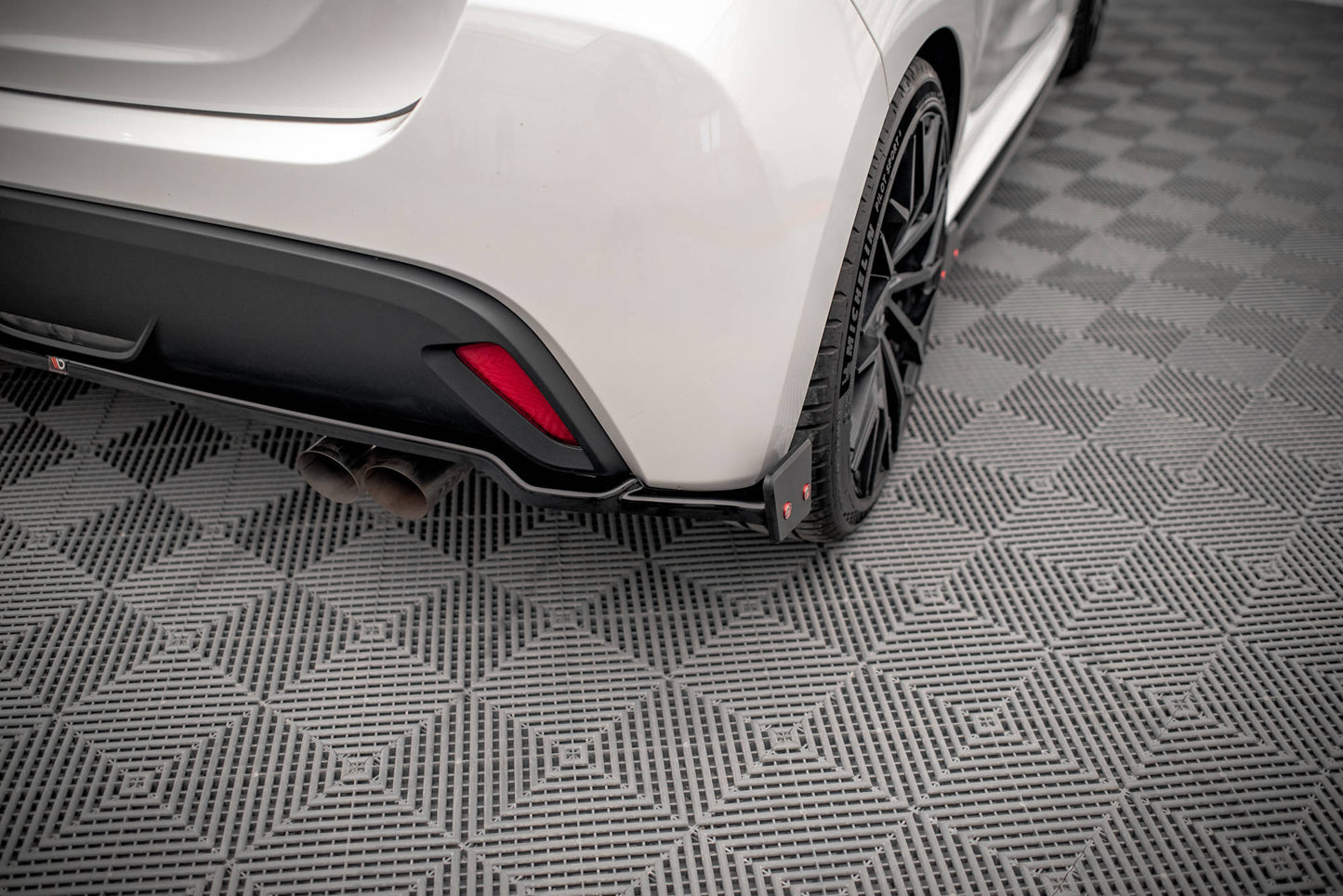 Rear Splitter V.1 + Flaps Toyota Yaris Mk4