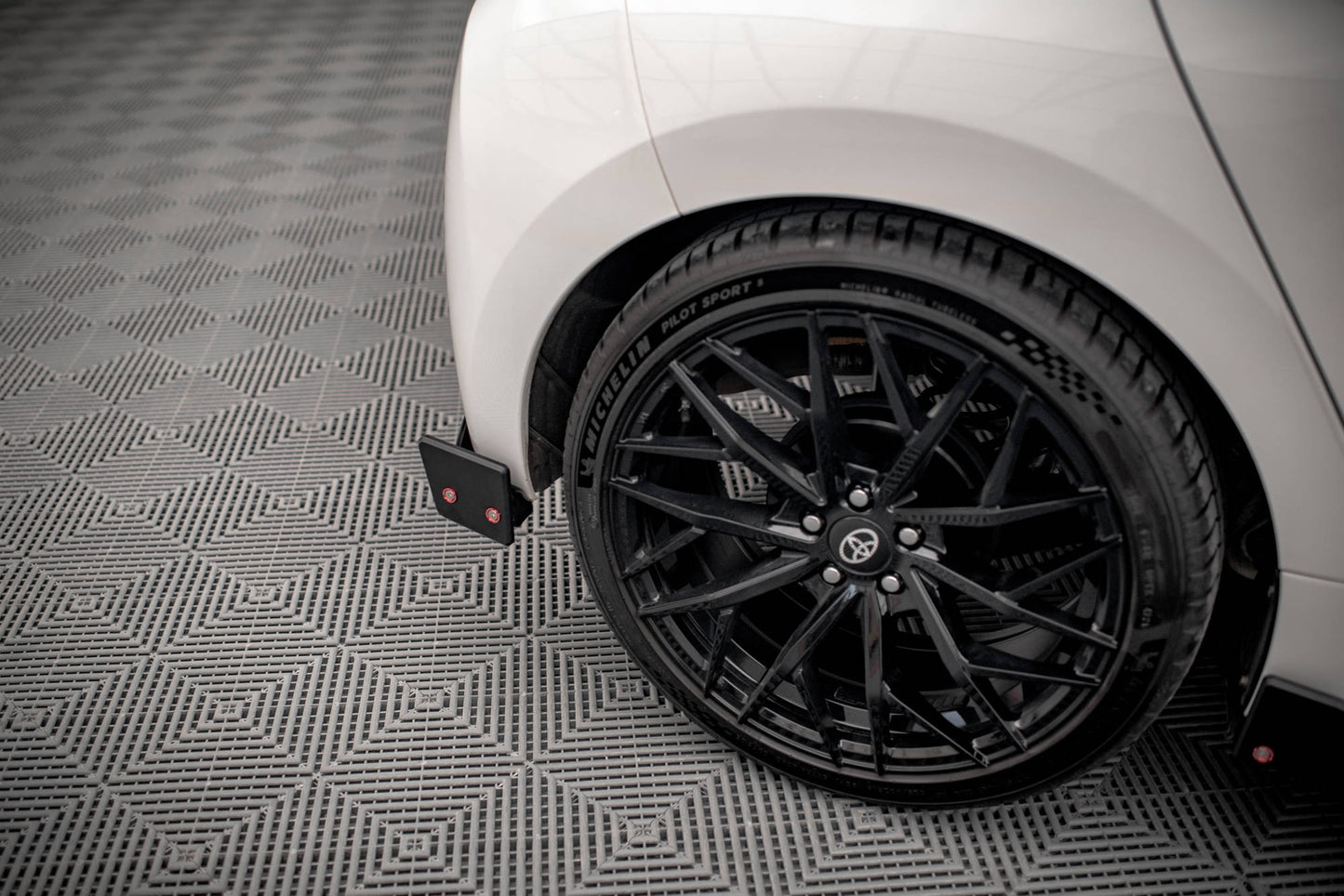 Rear Splitter V.1 + Flaps Toyota Yaris Mk4
