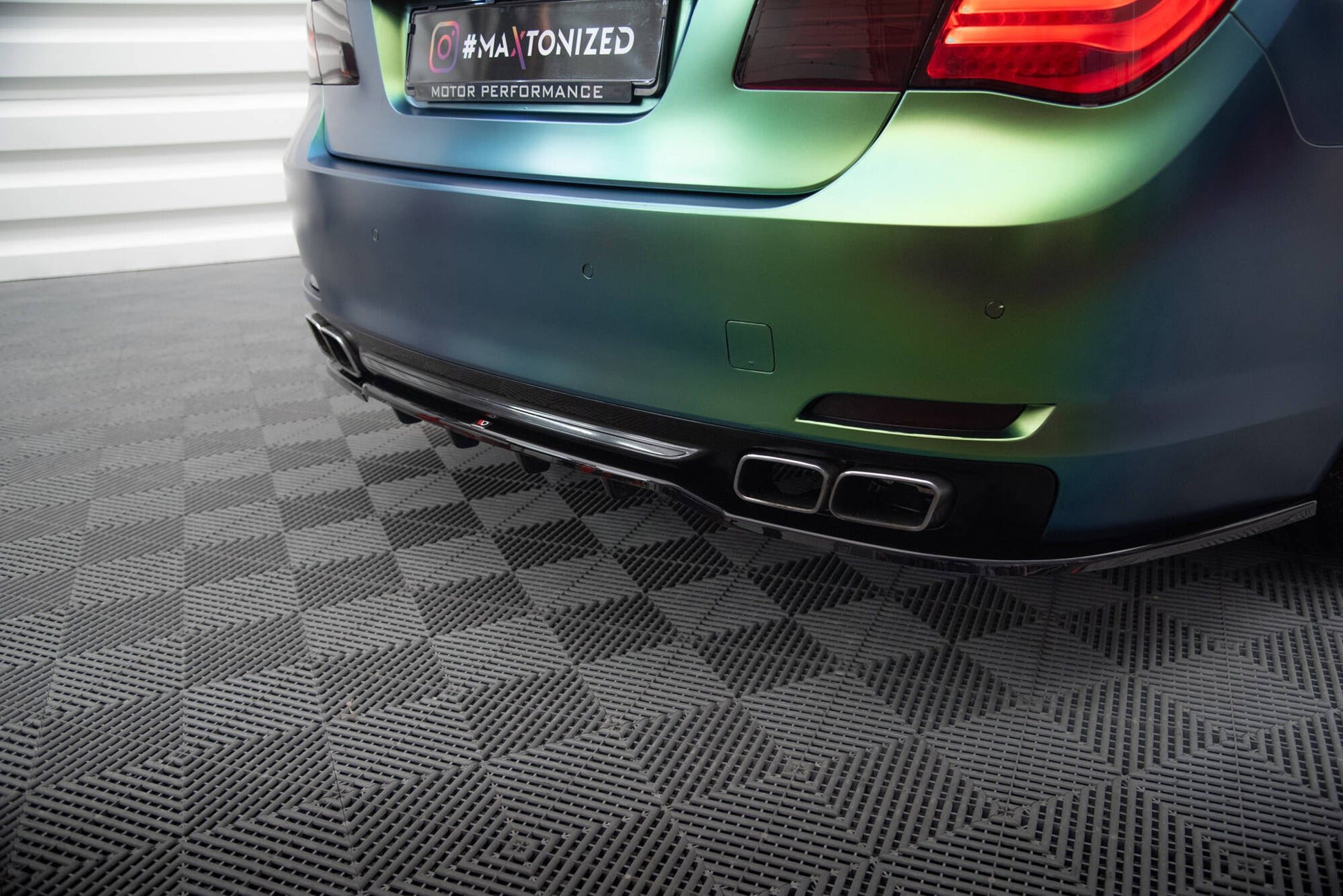 Rear Splitter (with vertical bars) BMW 7 F01