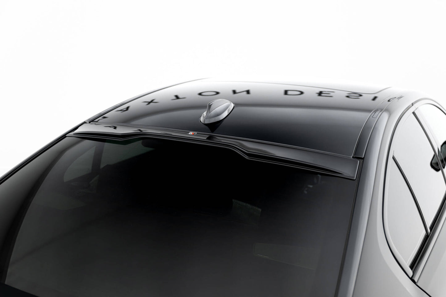 The extension of the rear window BMW M550i / 5 M-Pack Sedan G30