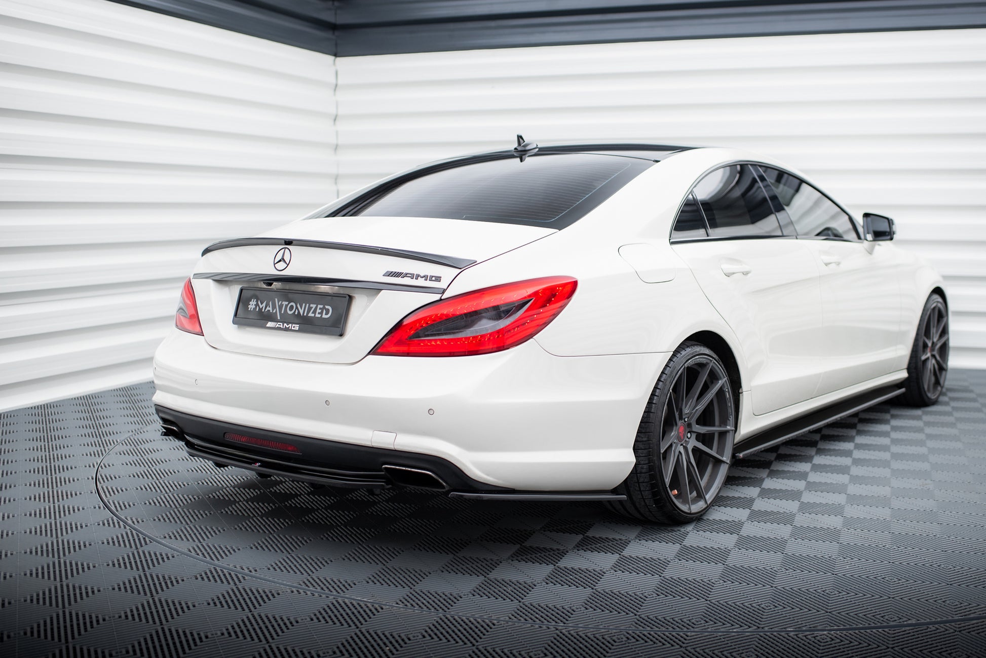 Rear Splitter MERCEDES CLS C218 (with a vertical bar) AMG LINE