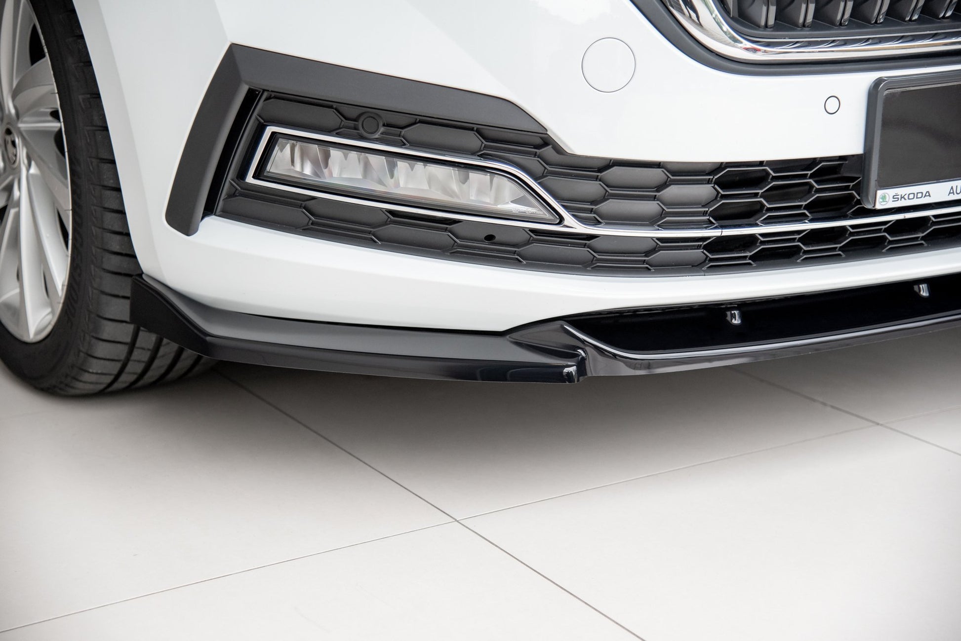 Front Splitter V.1 Skoda Octavia Mk4