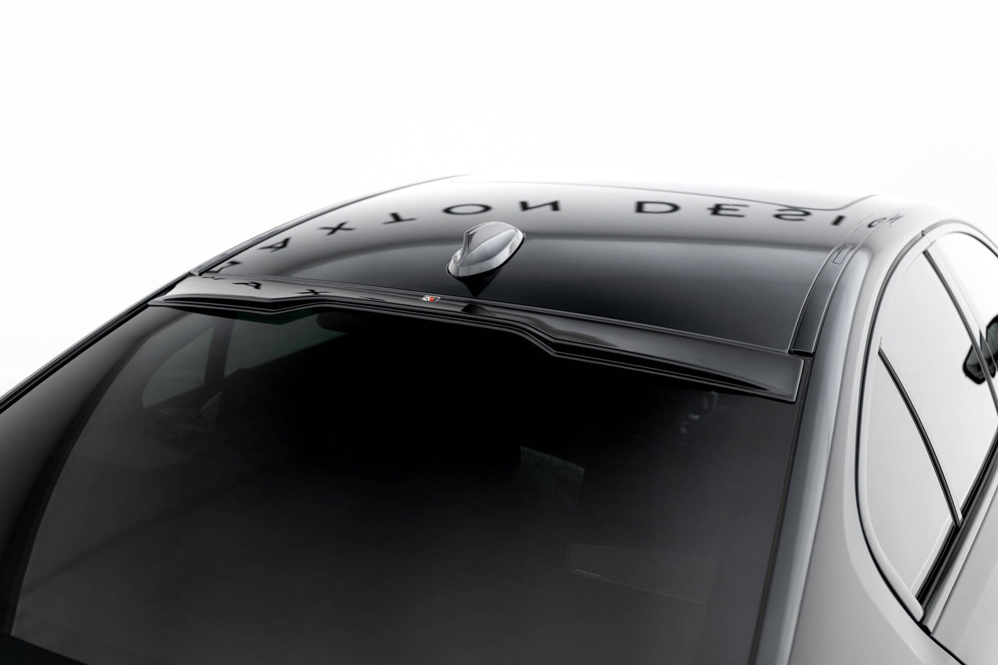 The extension of the rear window BMW M550i / 5 M-Pack Sedan G30