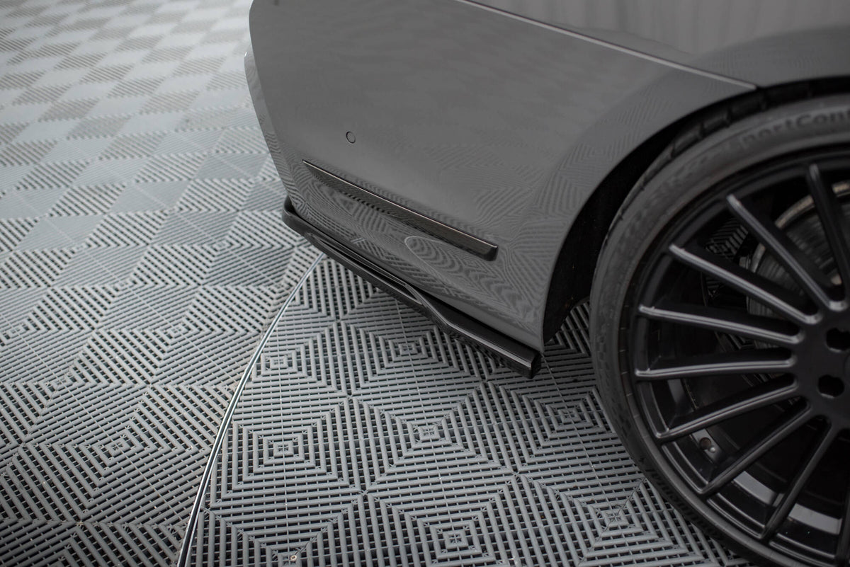 Rear Splitter with vertical bars V.2 BMW 7 M-Pack G11