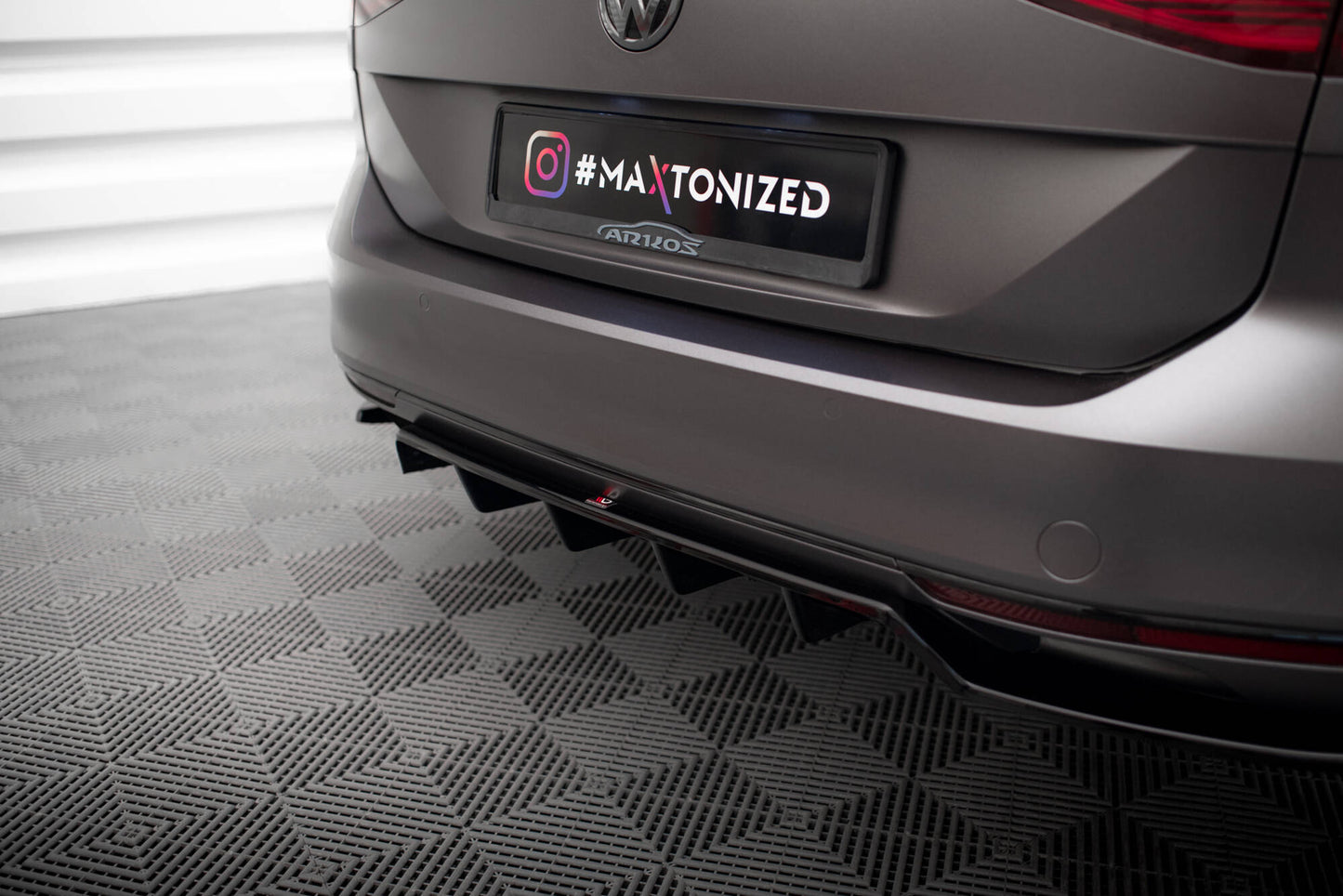 Rear Splitter (with vertical bars) Volkswagen Passat Sedan / Variant B8