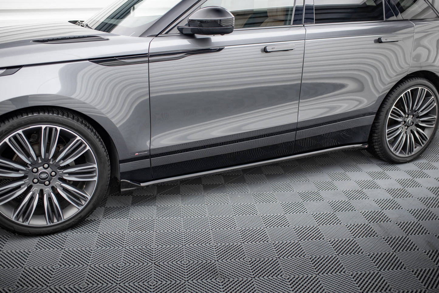 Set of Splitters Land Rover Range Rover Velar R-Dynamic Mk1 (The kit is compatible with the towbar)
