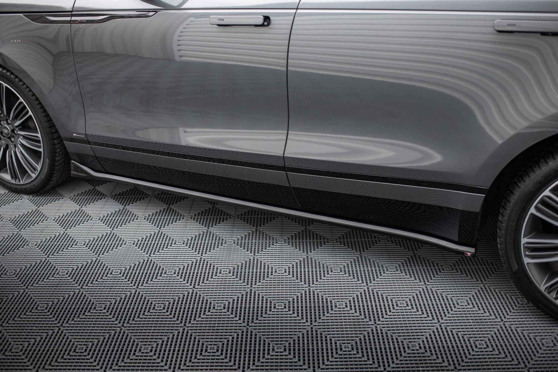 Set of Splitters Land Rover Range Rover Velar R-Dynamic Mk1 (The kit is compatible with the towbar)