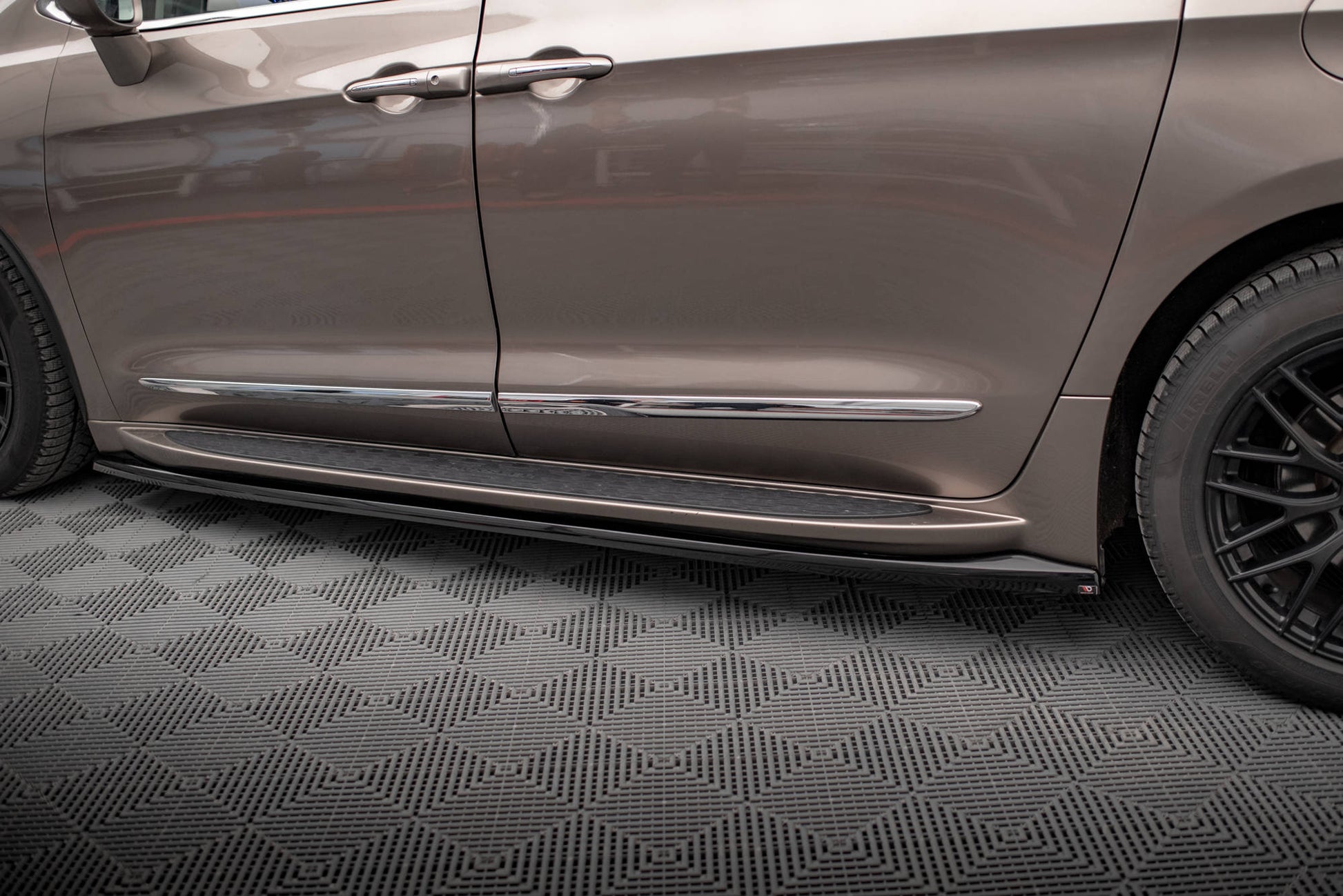 Side Skirts Diffusers V.1 Chrysler Pacifica Mk2