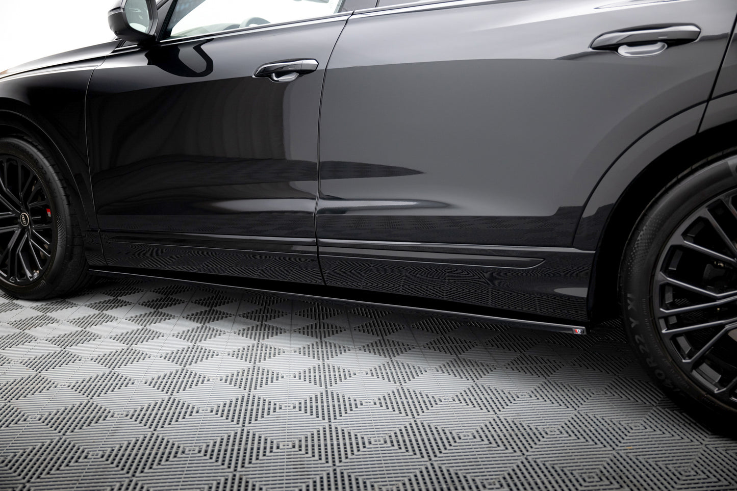 Side skirts Diffusers  V.1 Audi Q8 S-line / SQ8 Mk1 Facelift