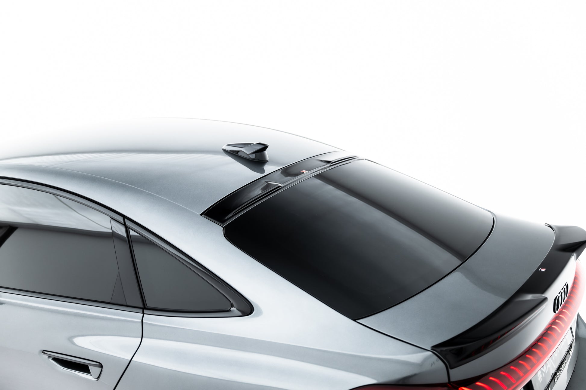 The extension of the rear window Audi A5 S-Line / S5 Sedan B10