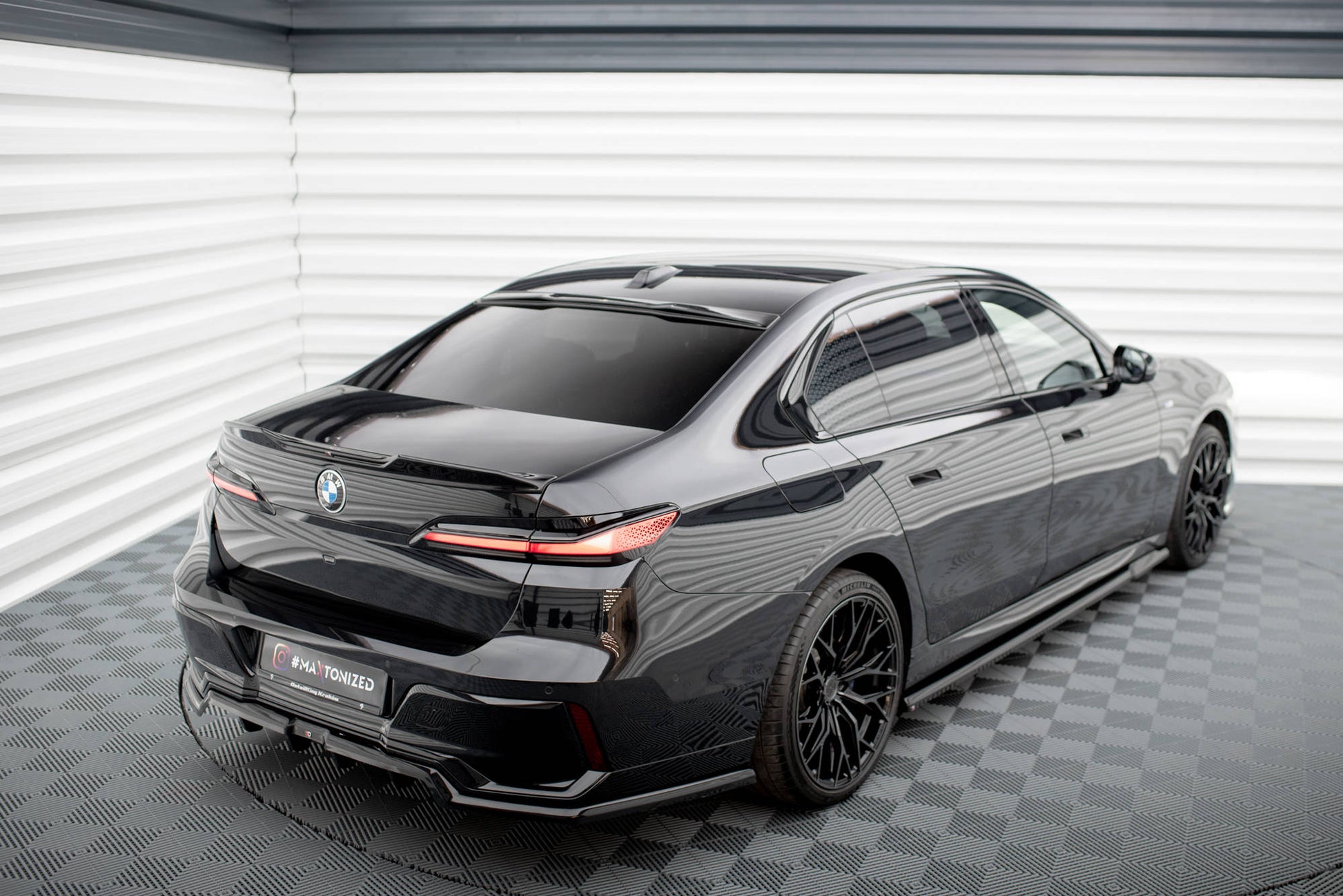 The extension of the rear window BMW 7 M-Pack / M760e / i7 M-Pack G70