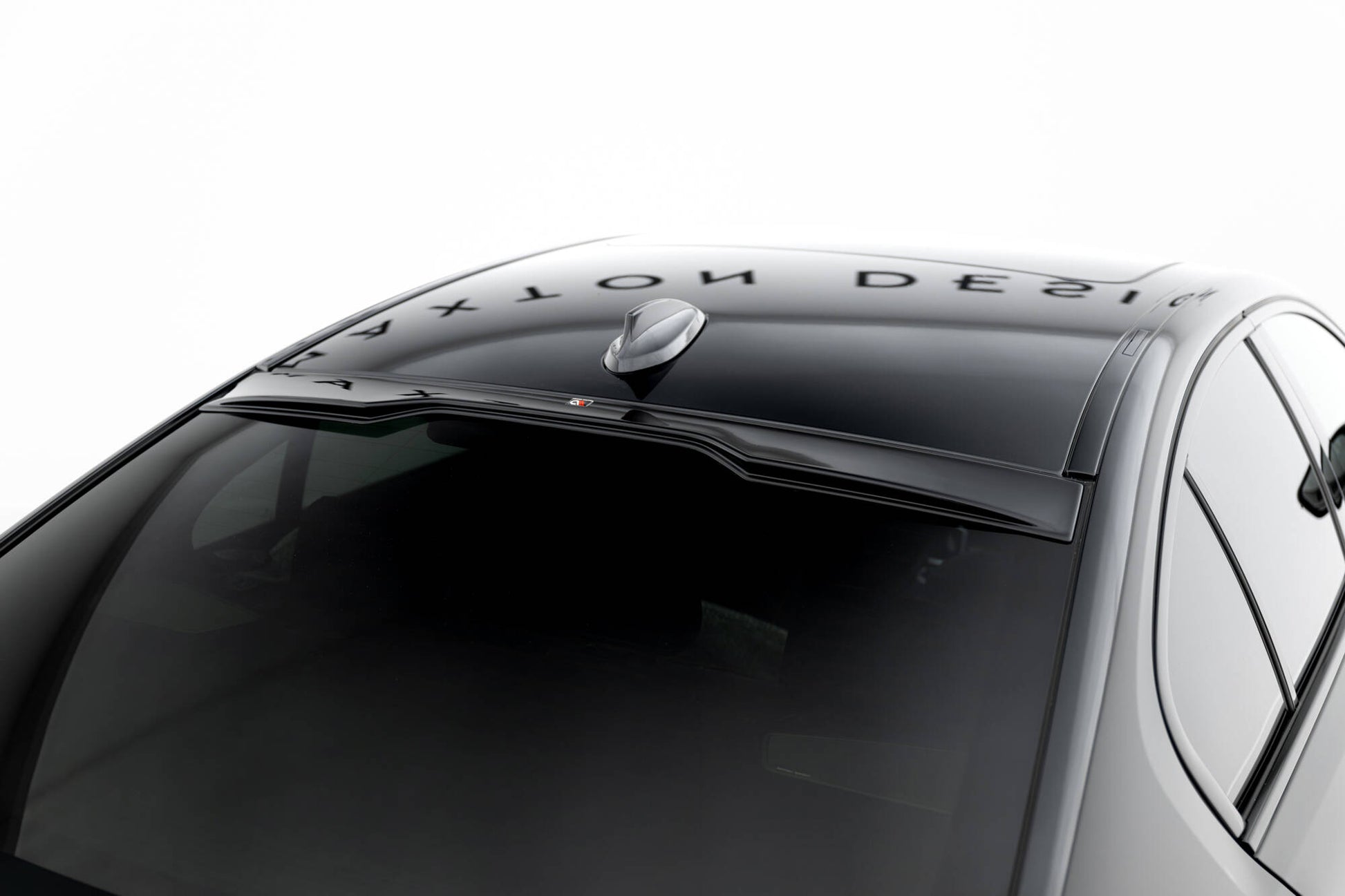 The extension of the rear window BMW M550i / 5 M-Pack Sedan G30